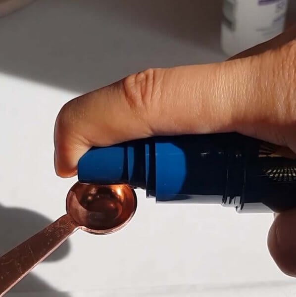 Measuring sunscreen spray